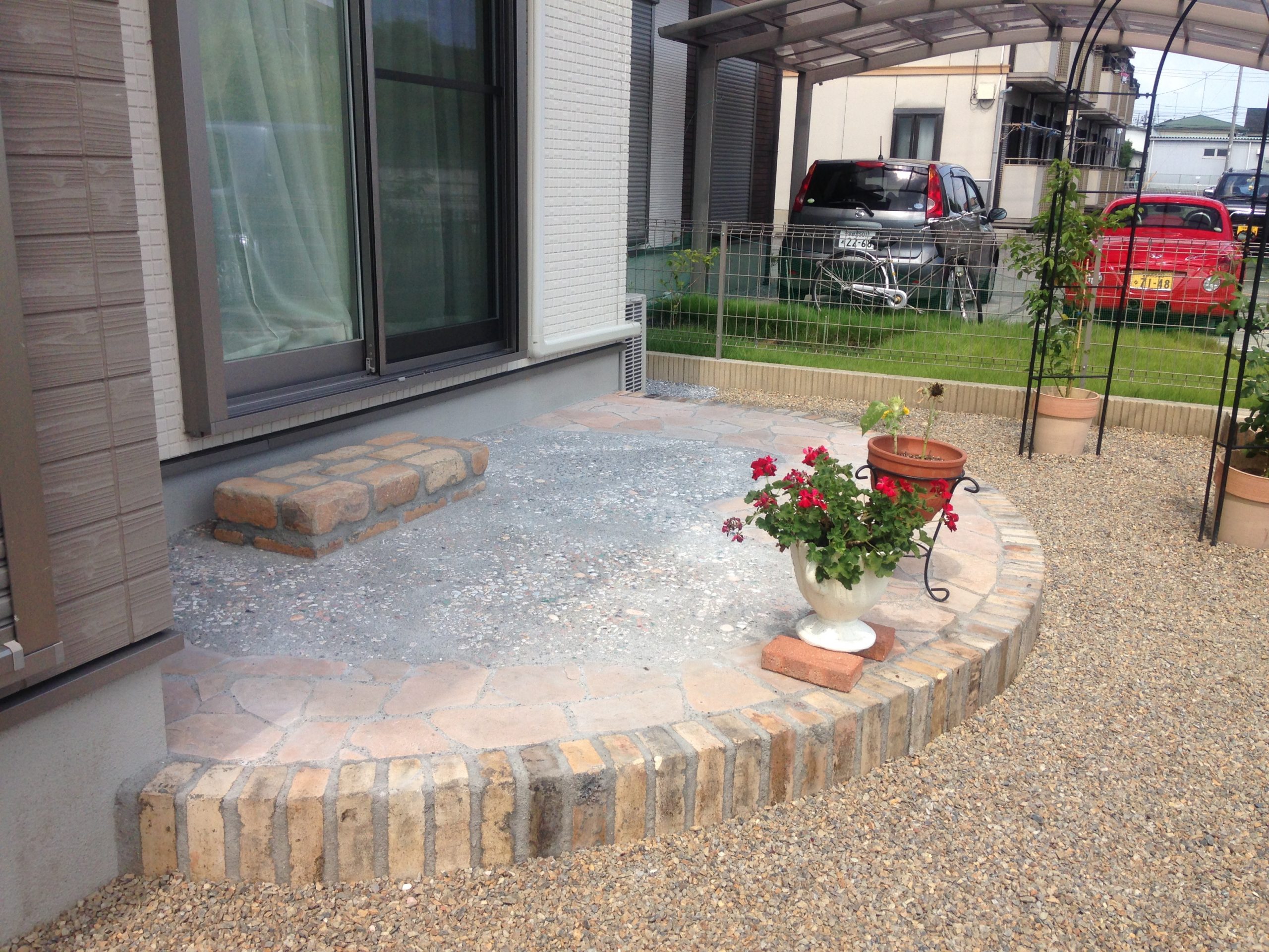 洗い出しのテラスが可愛いガーデン ｜ 栃木県宇都宮市の工務店 薄井工務店